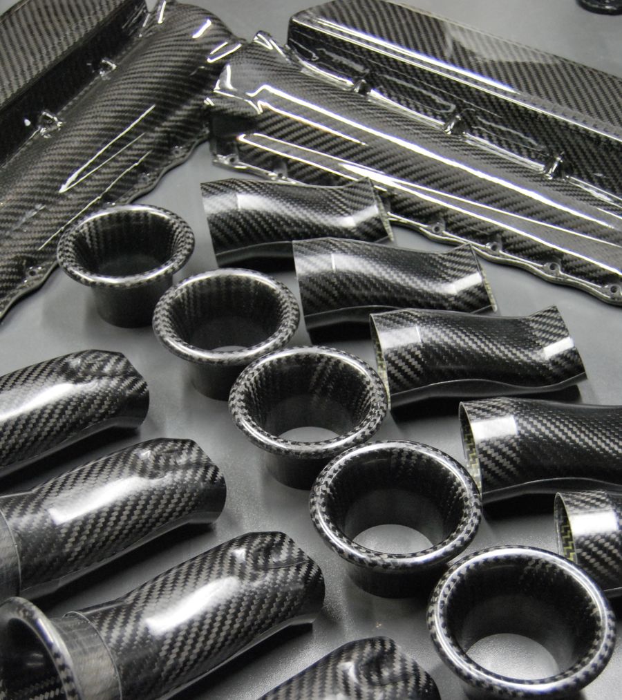Bauteile für Carbon-Ansaugbrücken von Anubis Composite: Sammlerschalen, Kanäle und Ansaugtrichter.