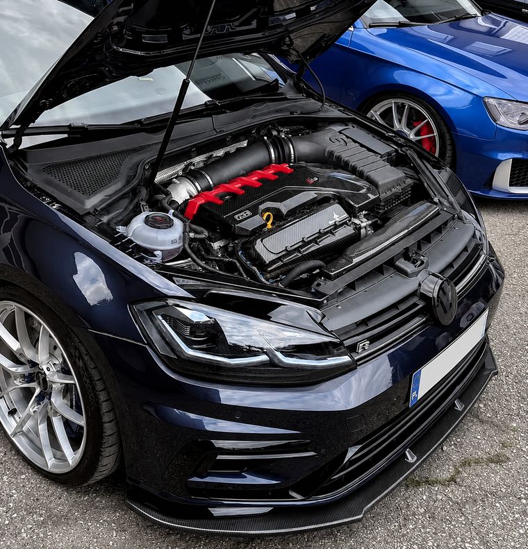 Carbon-Ansaugbrücke von Anubis Composite an einem 2.5 TFSI Fünfzylinder in einem Volkswagen Golf R.
