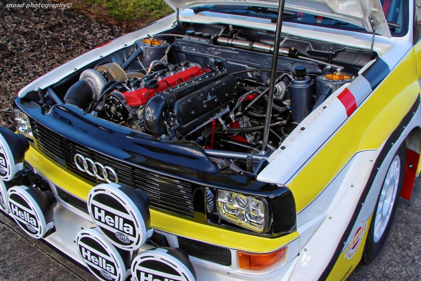 Carbon-Ansaugbrücke von Anubis Composite in einem Fünfzylinder-Turbo Audi quattro Rallye-Aufbau.
